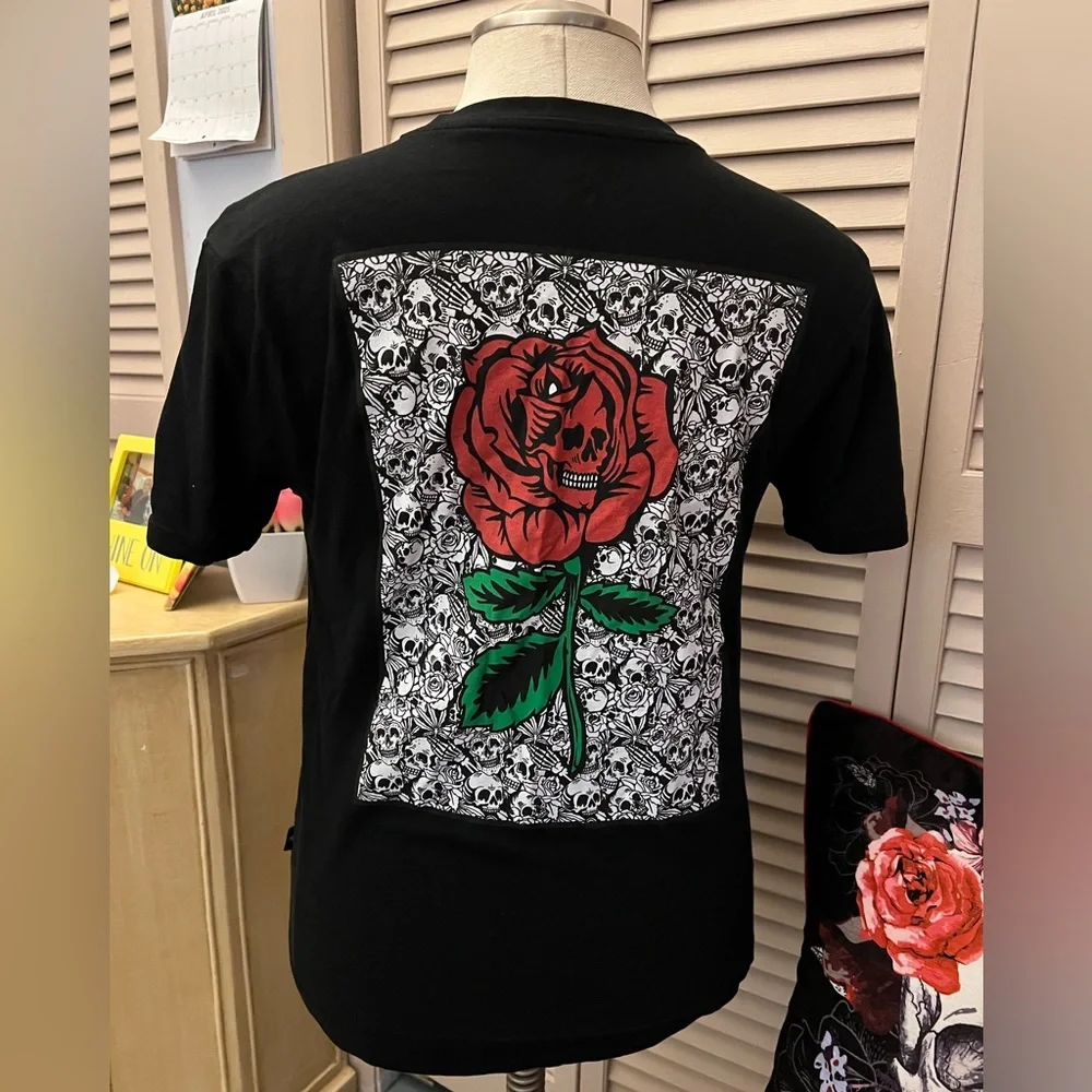 💀🌹NWOT SKULL ROSE TEE🌹💀 - Picture 1 of 6